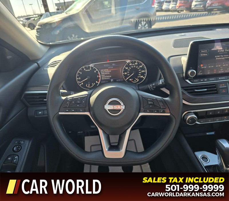 Nissan Altima Vehicle Full-screen Gallery Image 15