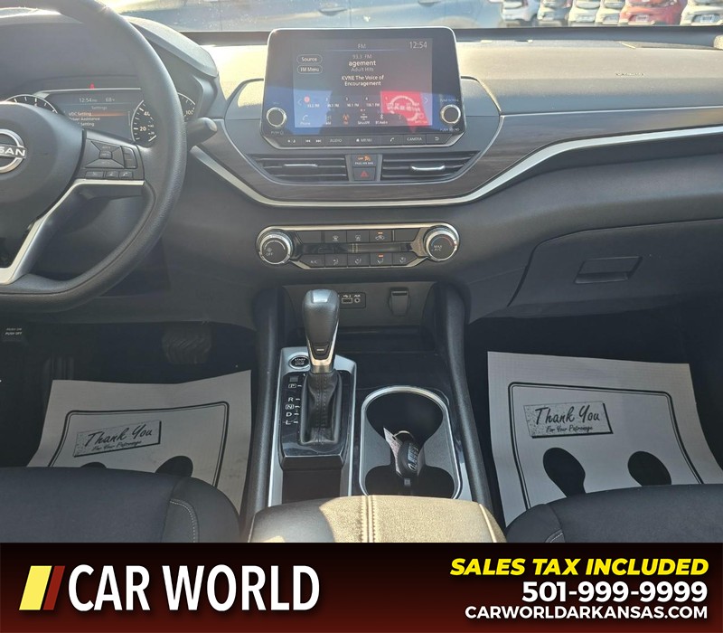 Nissan Altima Vehicle Full-screen Gallery Image 18