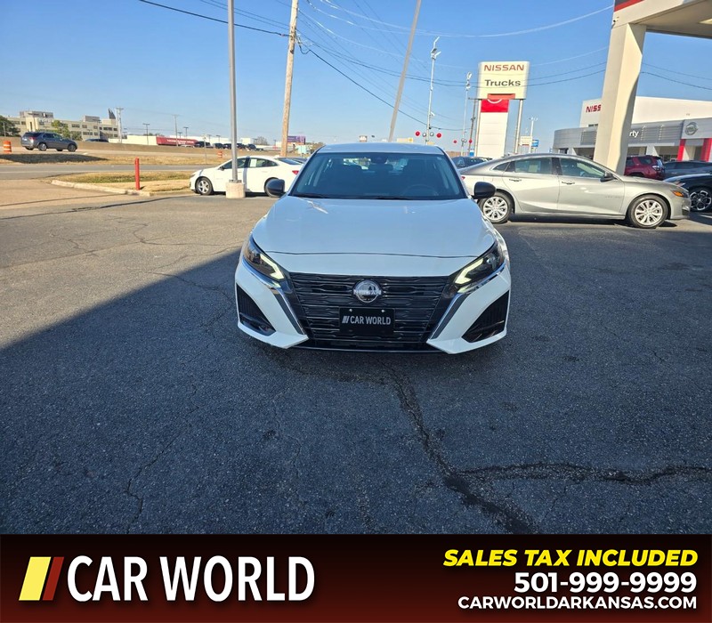 Nissan Altima Vehicle Full-screen Gallery Image 2