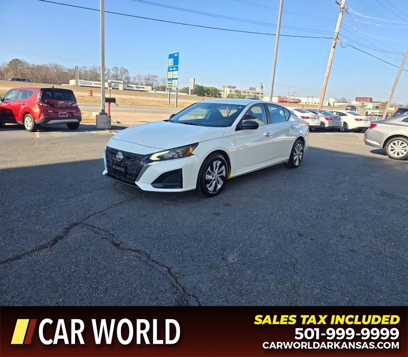 Nissan Altima Vehicle Full-screen Gallery Image 3