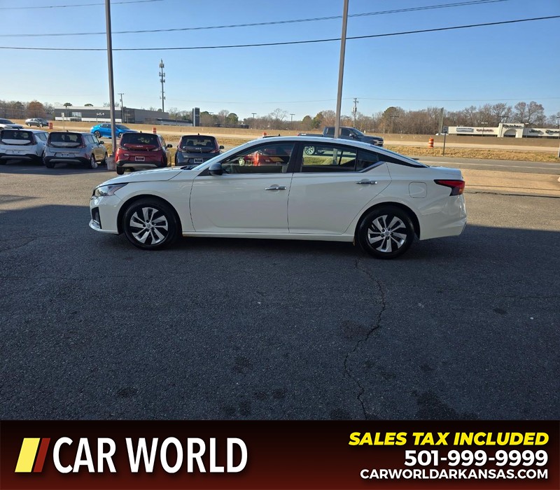 Nissan Altima Vehicle Full-screen Gallery Image 4