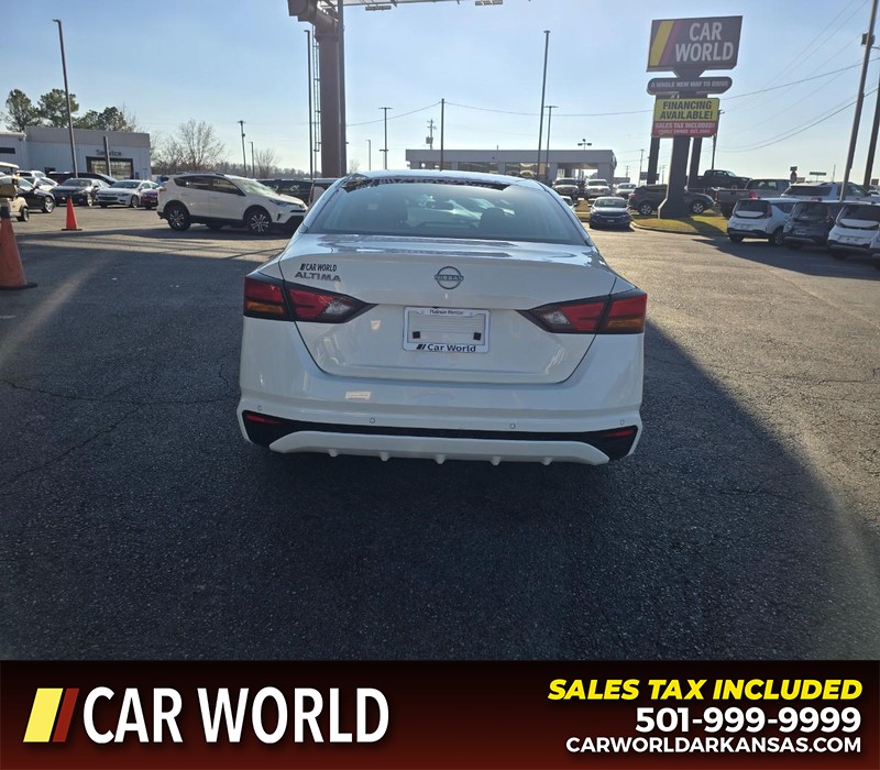 Nissan Altima Vehicle Full-screen Gallery Image 5