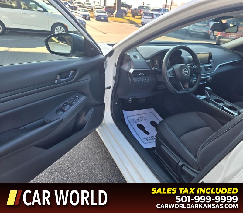 Nissan Altima Vehicle Full-screen Gallery Image 7