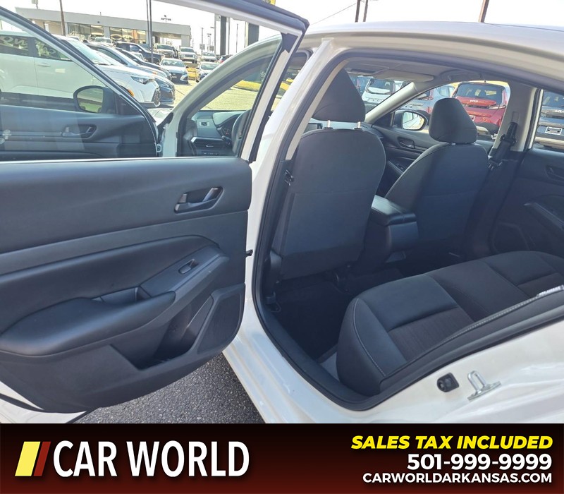 Nissan Altima Vehicle Full-screen Gallery Image 9