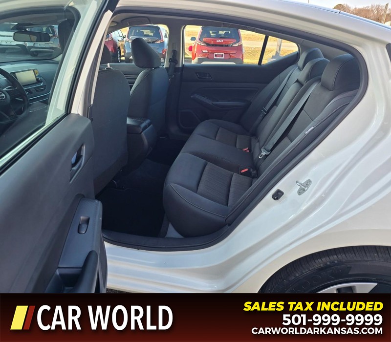 Nissan Altima Vehicle Full-screen Gallery Image 10