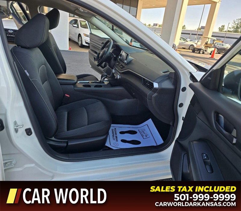 Nissan Altima Vehicle Full-screen Gallery Image 11