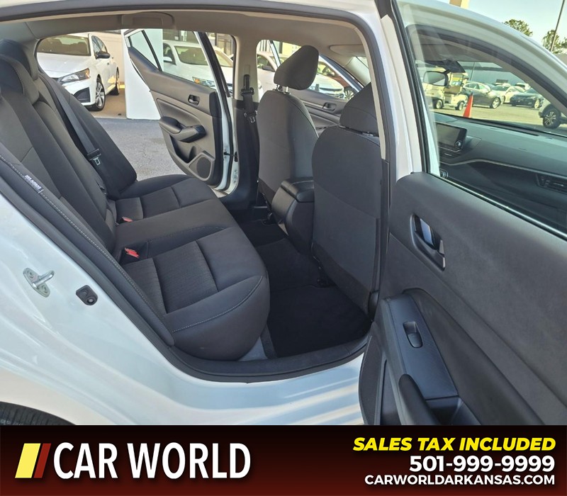 Nissan Altima Vehicle Full-screen Gallery Image 12