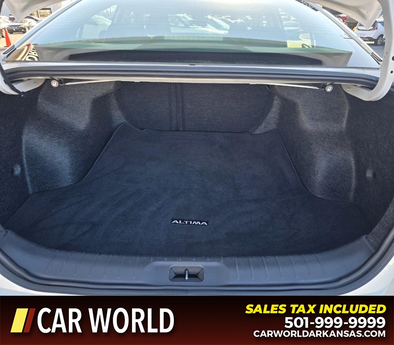 Nissan Altima Vehicle Full-screen Gallery Image 13