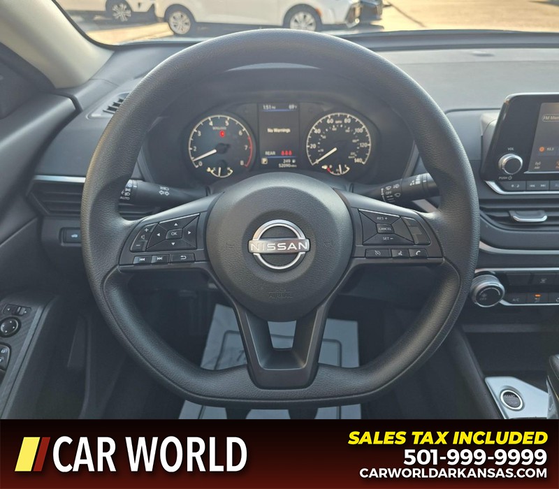 Nissan Altima Vehicle Full-screen Gallery Image 15