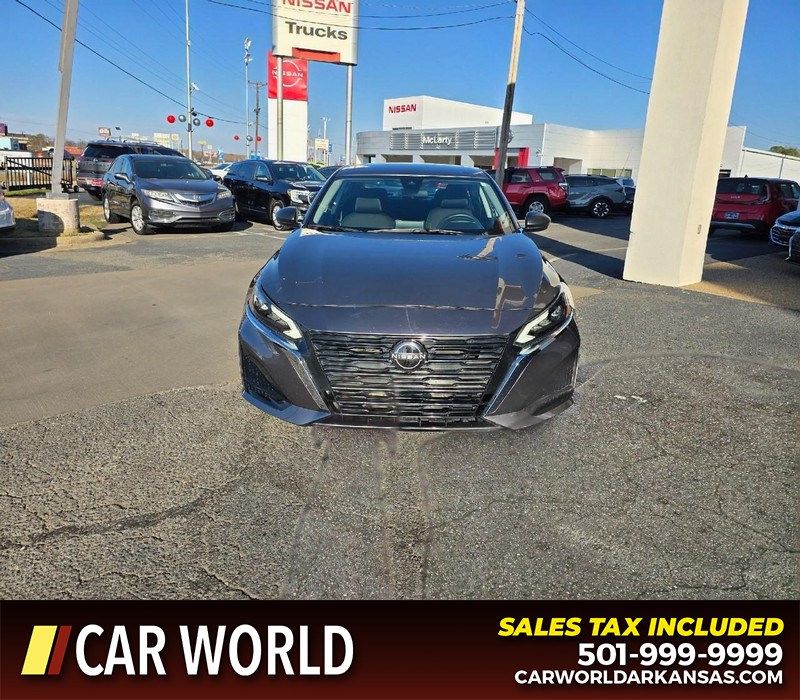 Nissan Altima Vehicle Full-screen Gallery Image 2