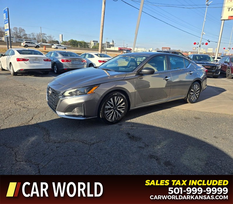 Nissan Altima Vehicle Full-screen Gallery Image 3