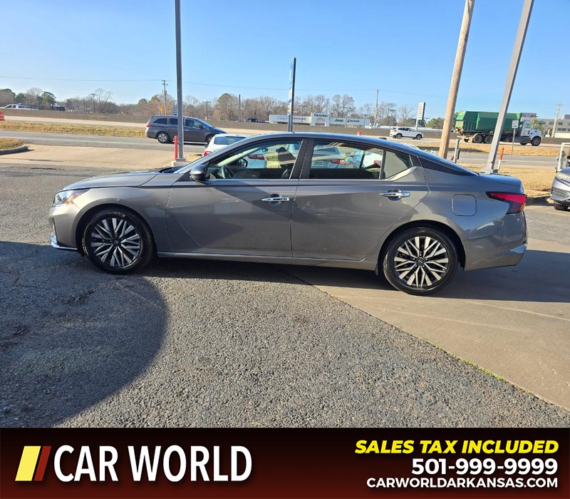 Nissan Altima Vehicle Full-screen Gallery Image 4