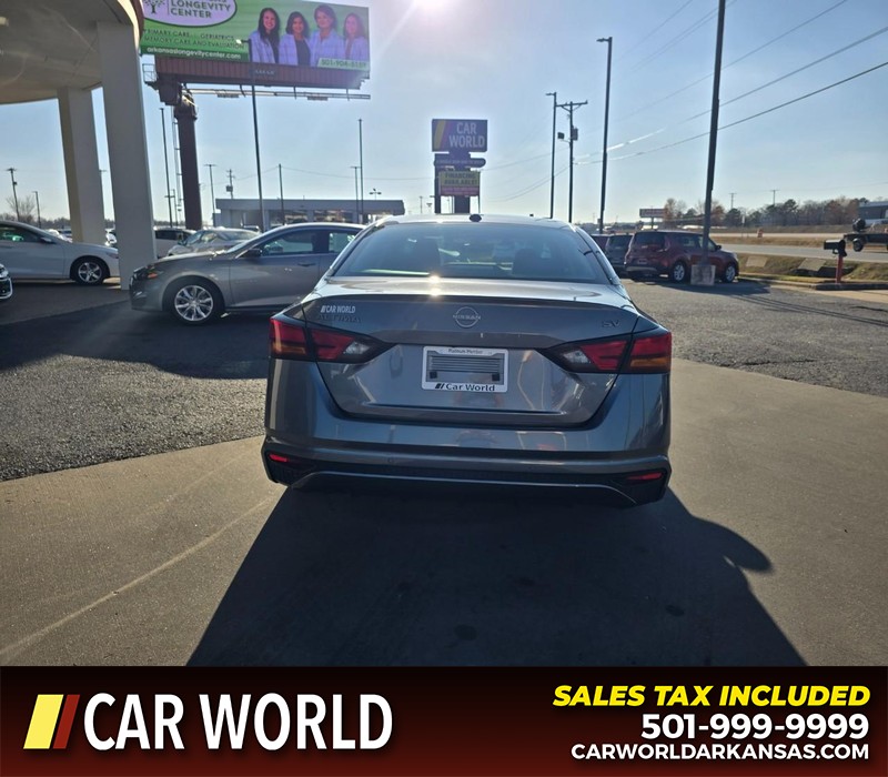 Nissan Altima Vehicle Full-screen Gallery Image 5