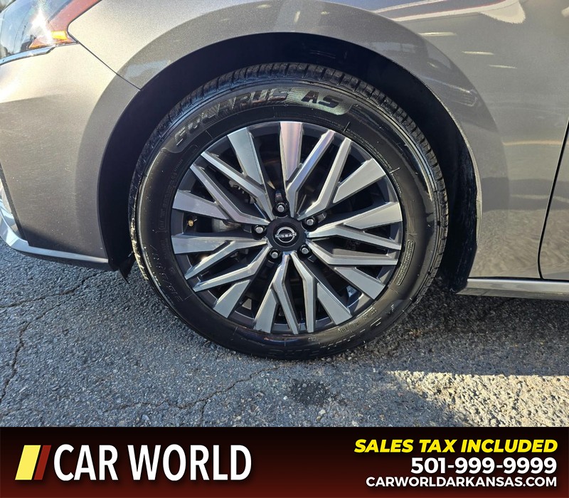 Nissan Altima Vehicle Full-screen Gallery Image 6