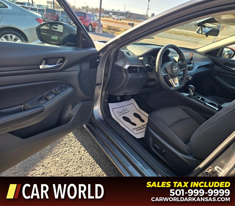 Nissan Altima Vehicle Full-screen Gallery Image 7