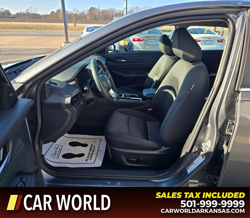 Nissan Altima Vehicle Full-screen Gallery Image 8