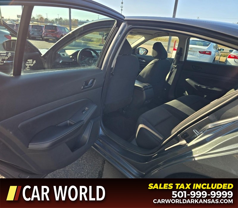 Nissan Altima Vehicle Full-screen Gallery Image 9