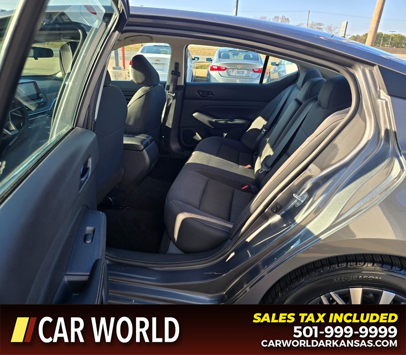 Nissan Altima Vehicle Full-screen Gallery Image 10