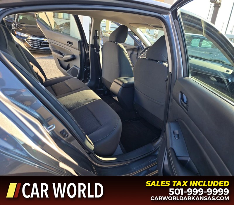 Nissan Altima Vehicle Full-screen Gallery Image 12