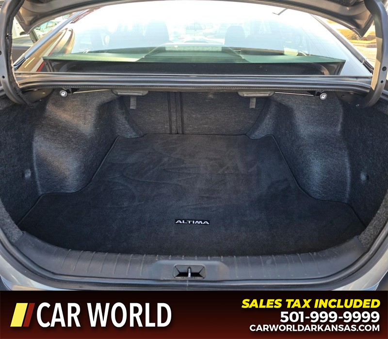 Nissan Altima Vehicle Full-screen Gallery Image 13