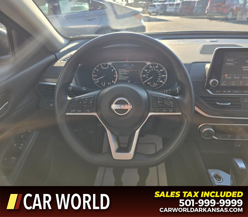 Nissan Altima Vehicle Full-screen Gallery Image 15