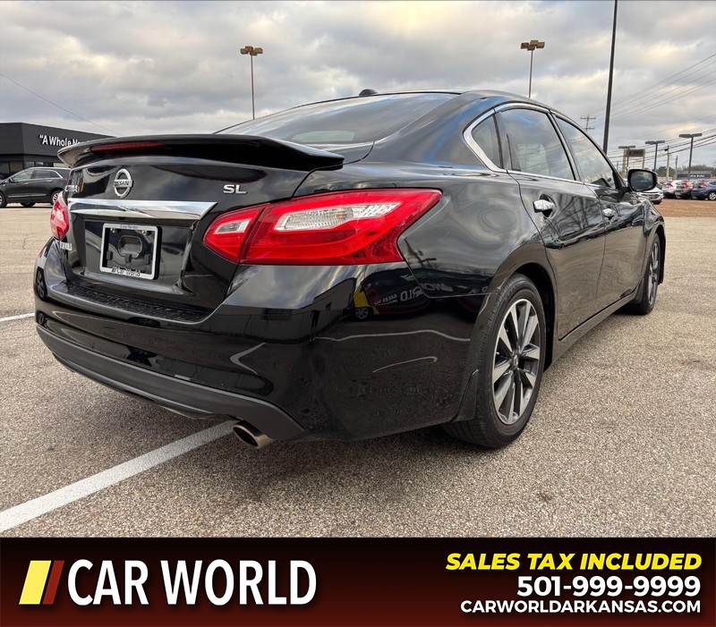 Nissan Altima Vehicle Full-screen Gallery Image 3