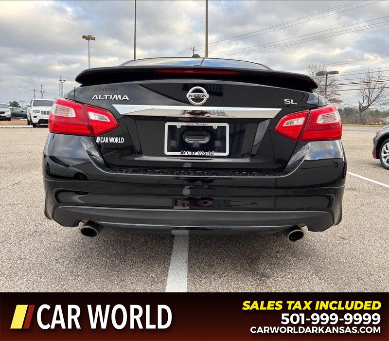 Nissan Altima Vehicle Full-screen Gallery Image 4