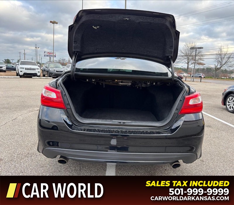 Nissan Altima Vehicle Full-screen Gallery Image 5