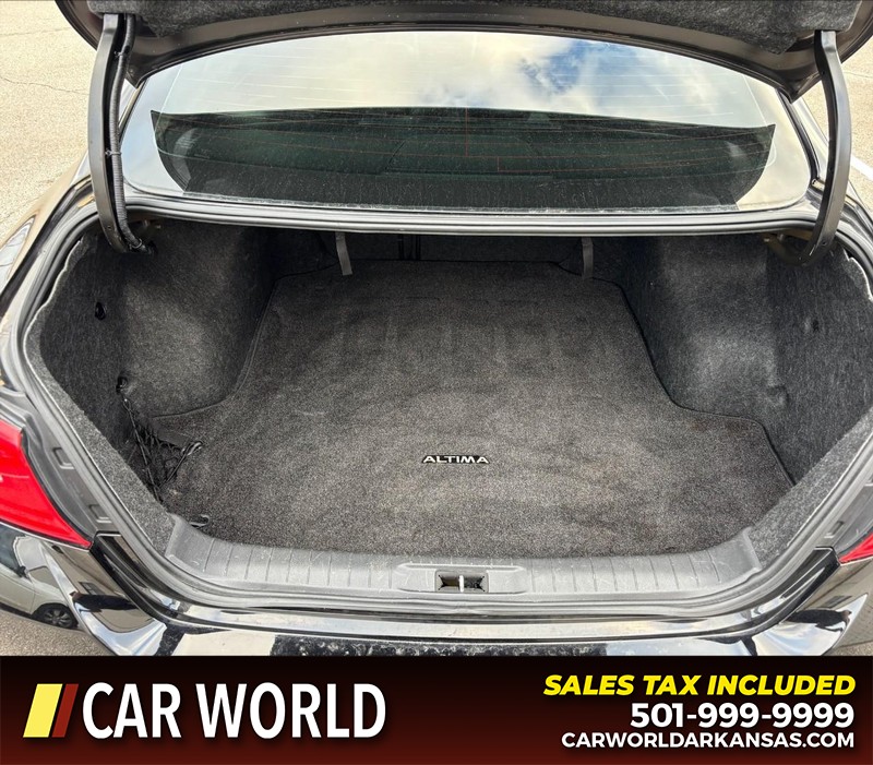 Nissan Altima Vehicle Full-screen Gallery Image 6