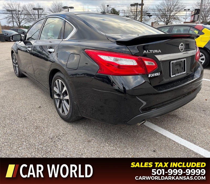 Nissan Altima Vehicle Full-screen Gallery Image 7