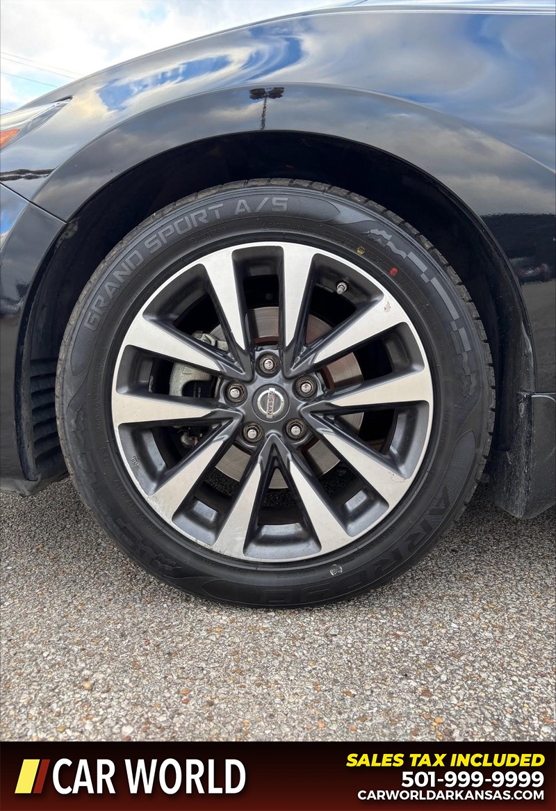 Nissan Altima Vehicle Full-screen Gallery Image 11