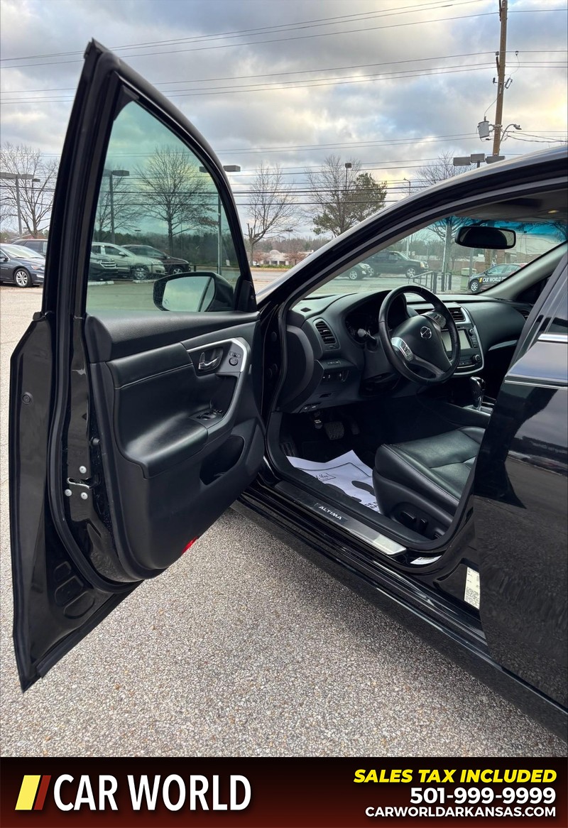 Nissan Altima Vehicle Full-screen Gallery Image 13