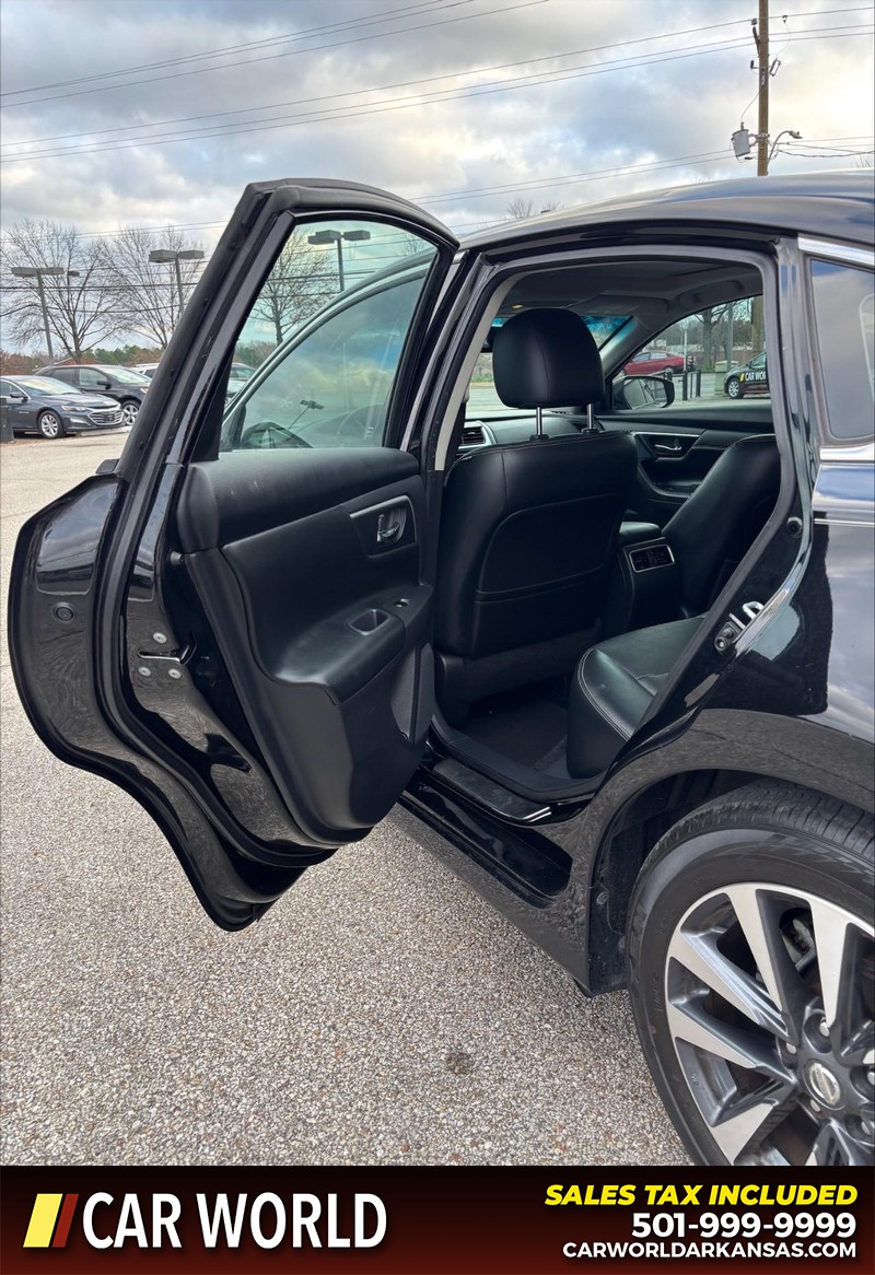 Nissan Altima Vehicle Full-screen Gallery Image 15