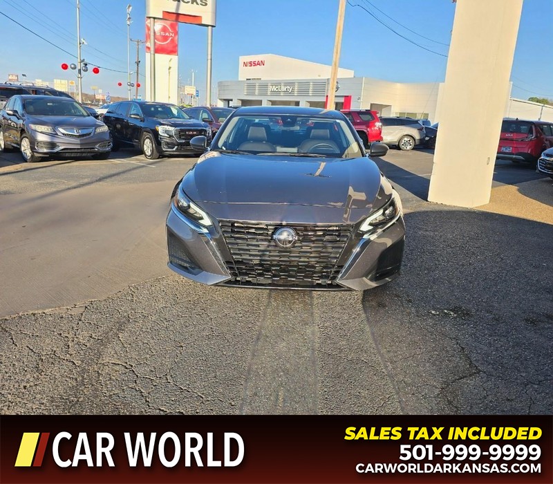 Nissan Altima Vehicle Full-screen Gallery Image 2