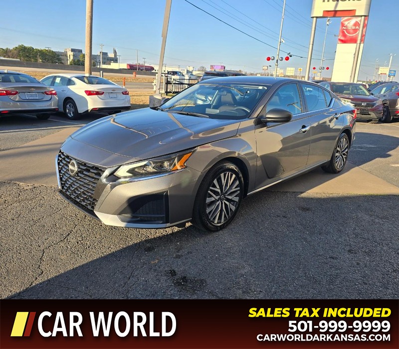 Nissan Altima Vehicle Full-screen Gallery Image 3