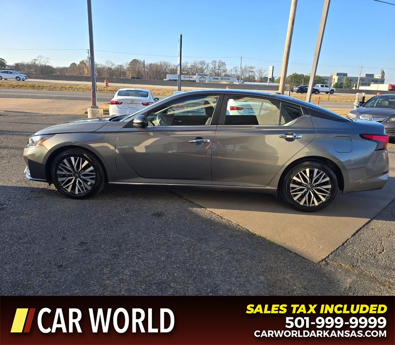 Nissan Altima Vehicle Full-screen Gallery Image 4