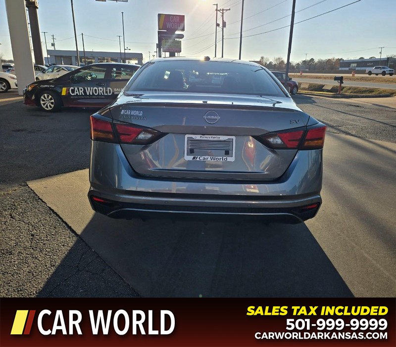 Nissan Altima Vehicle Full-screen Gallery Image 5