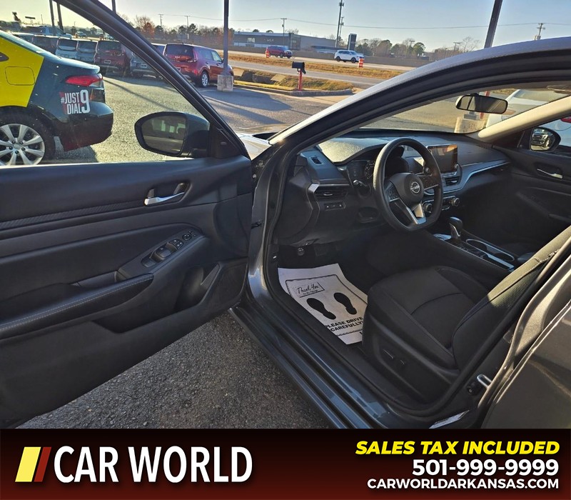 Nissan Altima Vehicle Full-screen Gallery Image 7