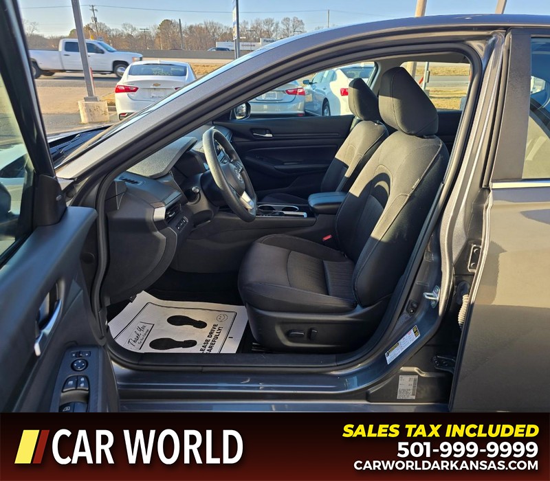 Nissan Altima Vehicle Full-screen Gallery Image 8