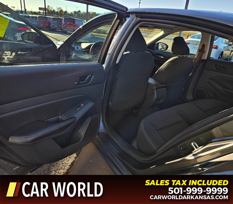 Nissan Altima Vehicle Full-screen Gallery Image 9