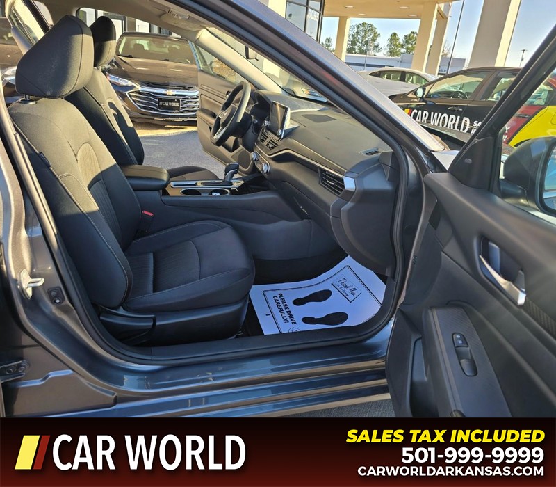 Nissan Altima Vehicle Full-screen Gallery Image 11