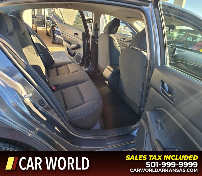 Nissan Altima Vehicle Full-screen Gallery Image 12