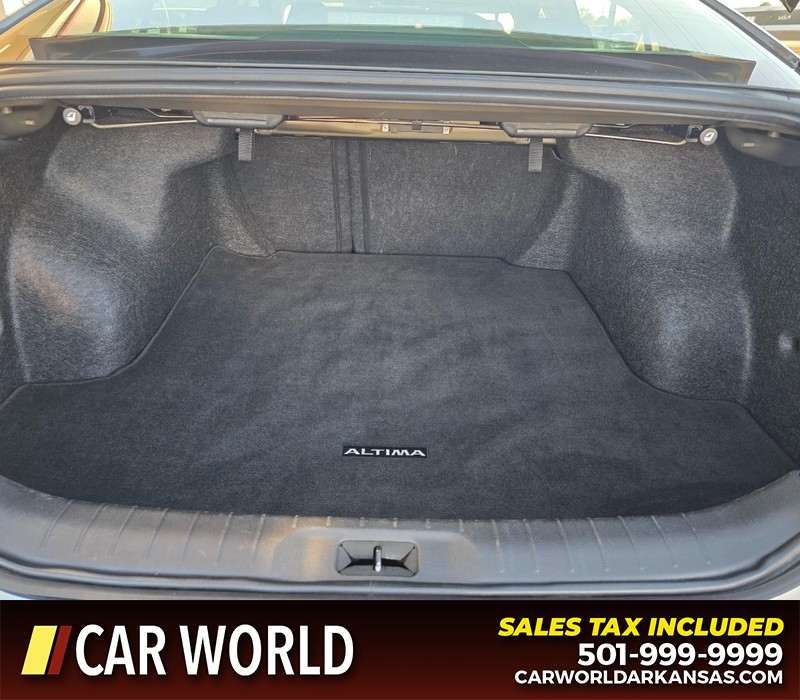 Nissan Altima Vehicle Full-screen Gallery Image 13