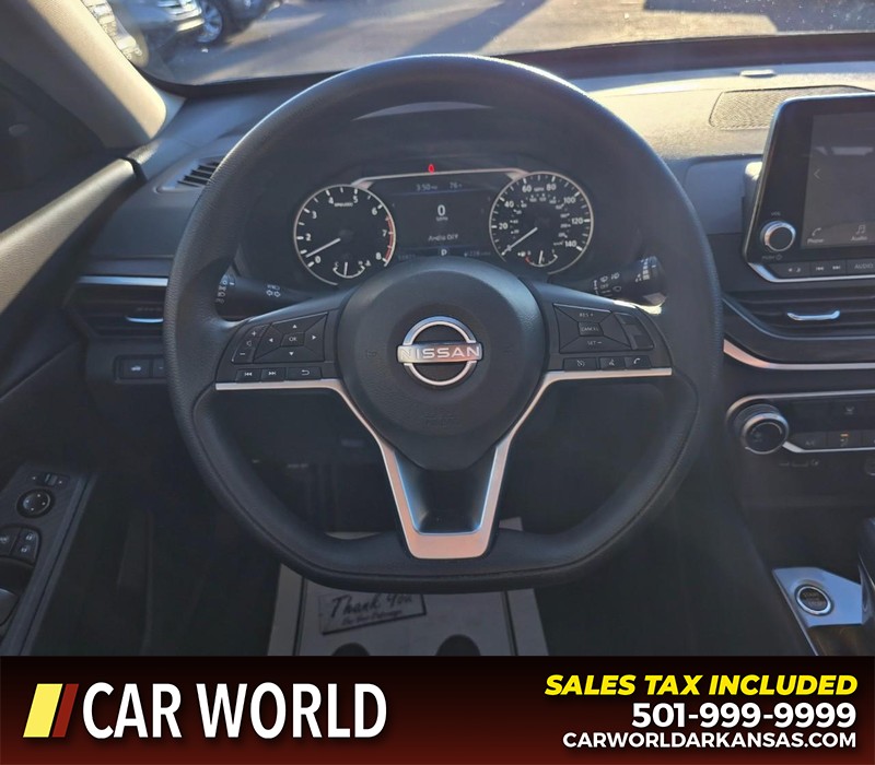 Nissan Altima Vehicle Full-screen Gallery Image 15