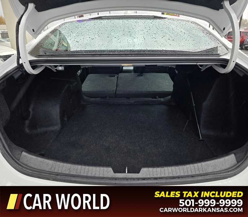 Chevrolet Malibu Vehicle Full-screen Gallery Image 14