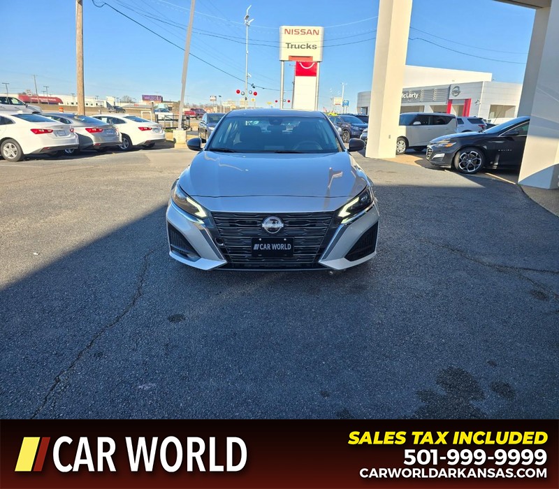 Nissan Altima Vehicle Full-screen Gallery Image 2