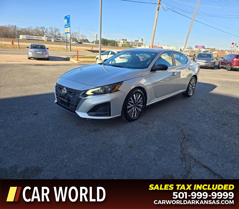 Nissan Altima Vehicle Full-screen Gallery Image 3