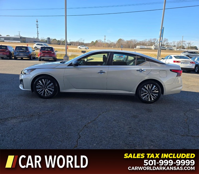 Nissan Altima Vehicle Full-screen Gallery Image 4