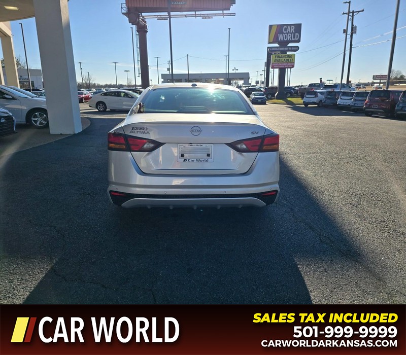 Nissan Altima Vehicle Full-screen Gallery Image 5