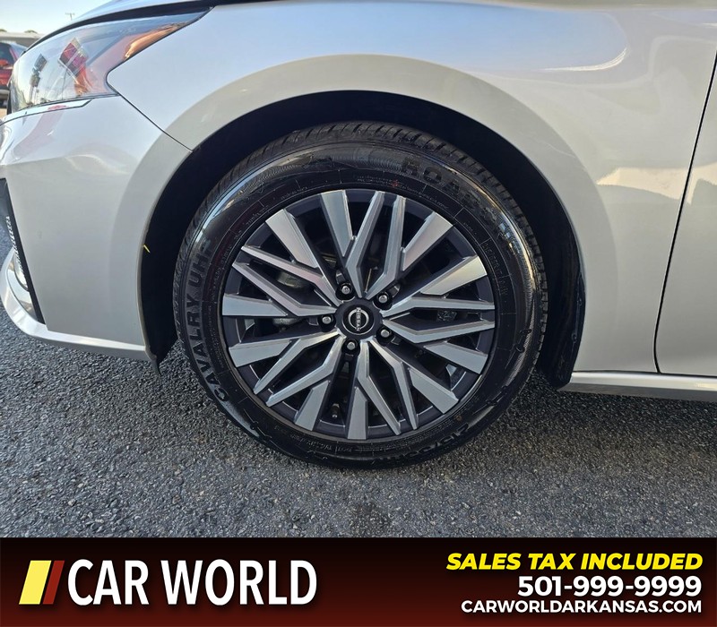 Nissan Altima Vehicle Full-screen Gallery Image 6